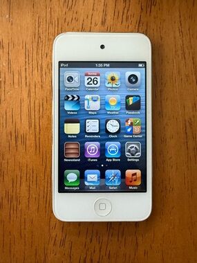 White with Silver Back 8 GB Apple iPod Touch No charger included